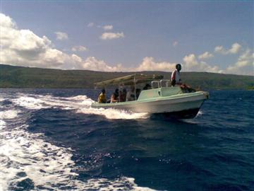 Een bootje vervoert toeristen van het hoofdeiland naar Lelepe.